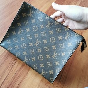 Louis Vuitton Toiletry 26